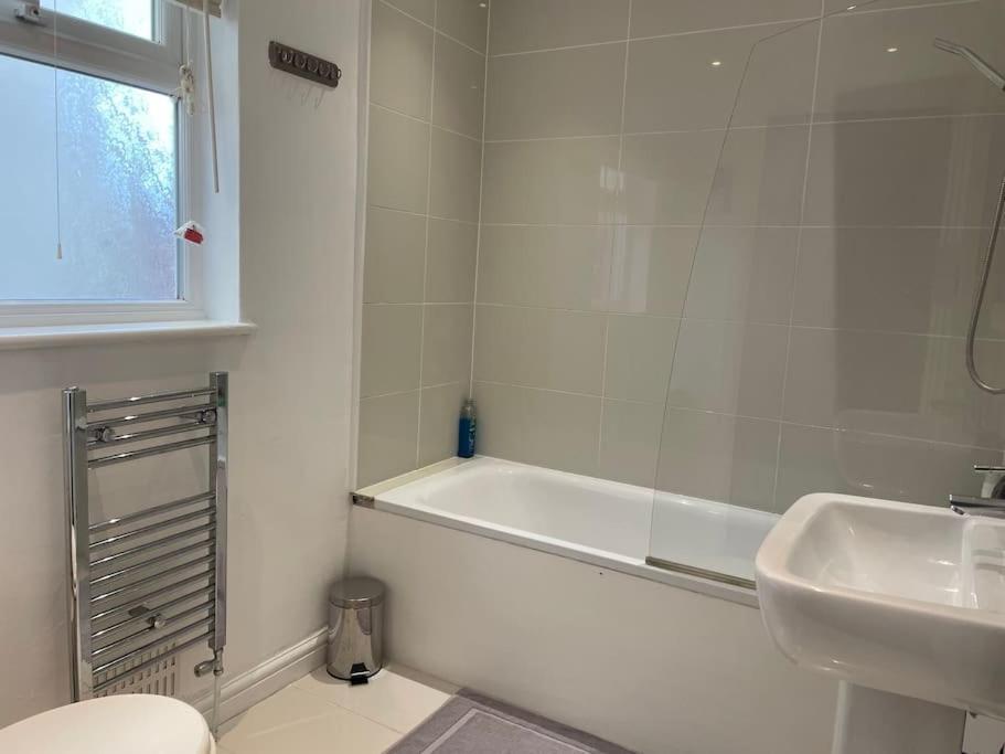 Entire Ground Floor Apartment In Watford Watford  Eksteriør billede