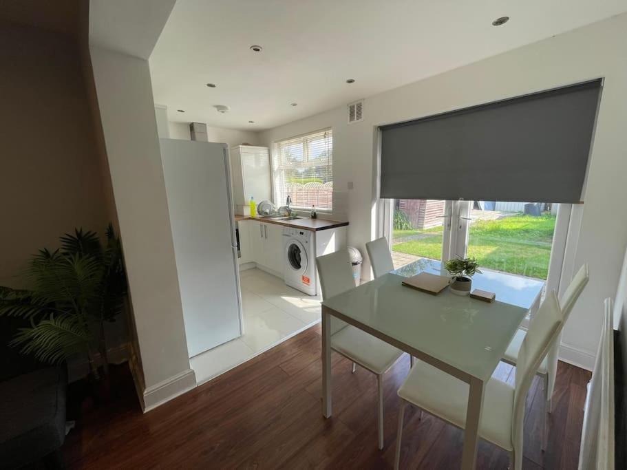 Entire Ground Floor Apartment In Watford Watford  Eksteriør billede