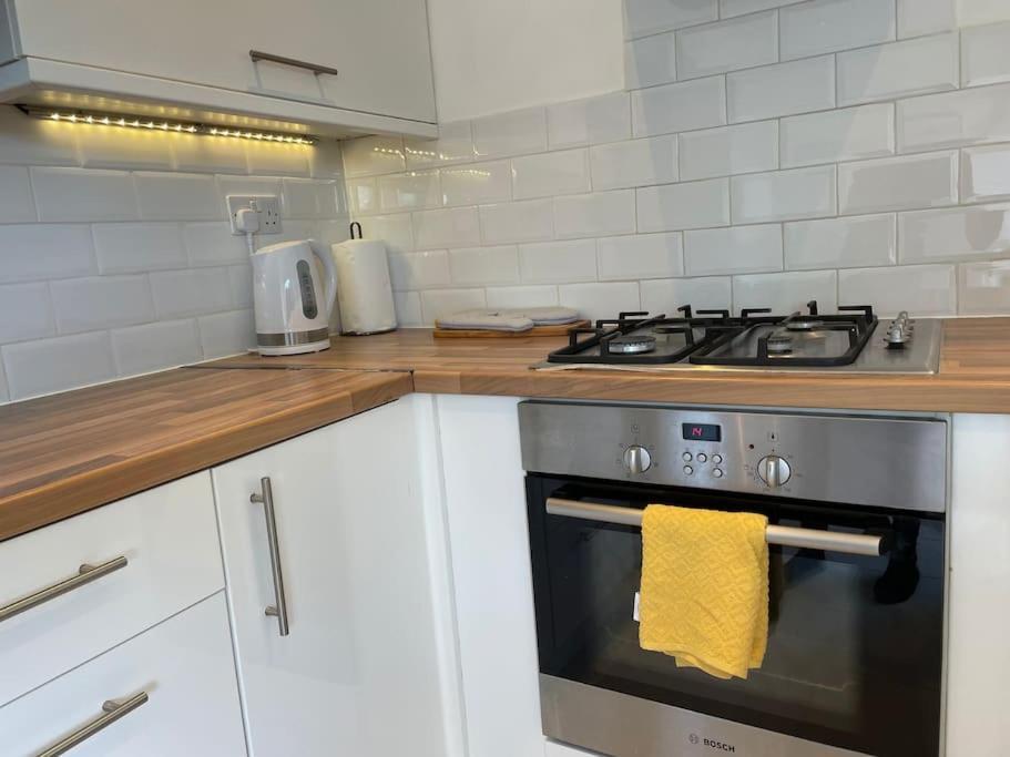 Entire Ground Floor Apartment In Watford Watford  Eksteriør billede